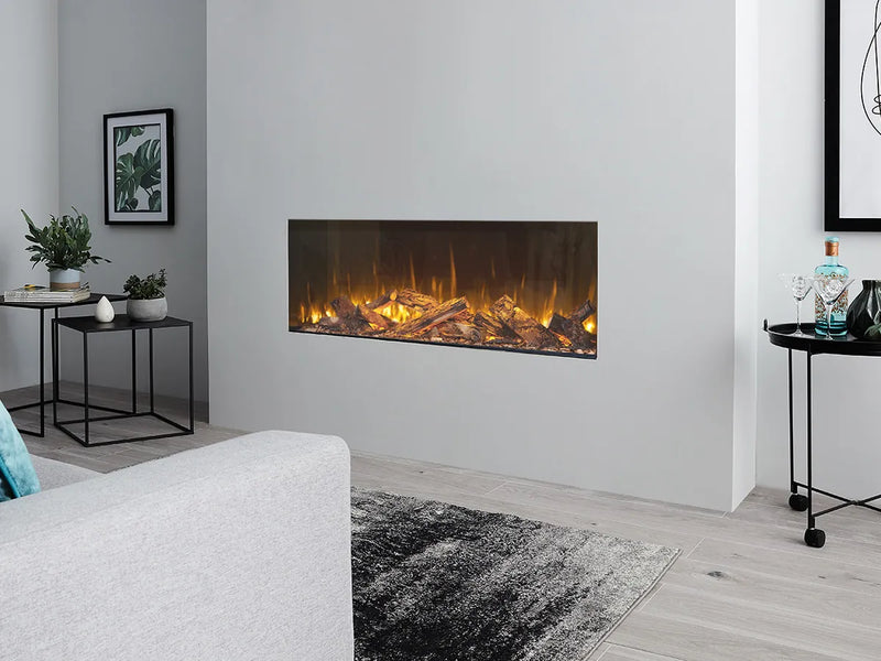 Focar electric British Fires New Forest cu geam frontal standard, reflexiile camerei vizibile pe geam