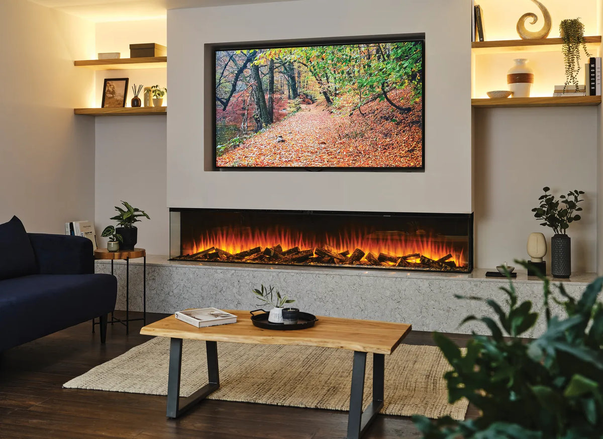 Perete media cu televizor deasupra focarului electric British Fires New Forest, rafturi laterale