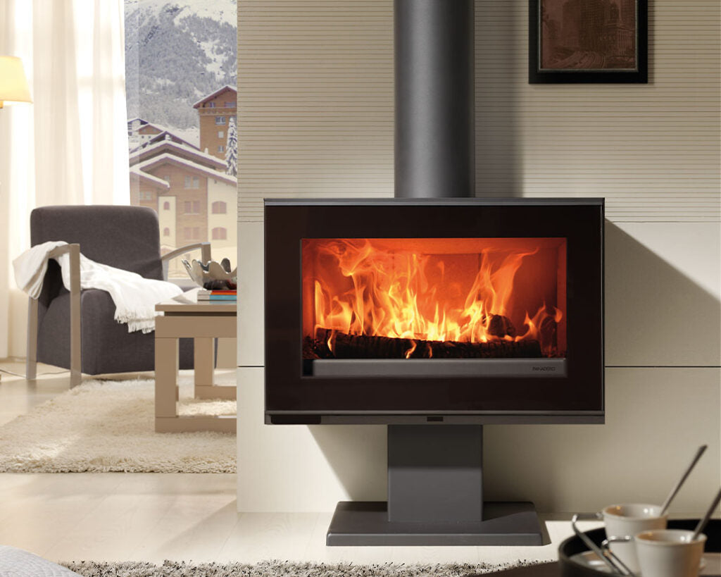 Soba pe lemne Maja S, cu picior central, geam lat de 62 cm si putere de 7 kW.