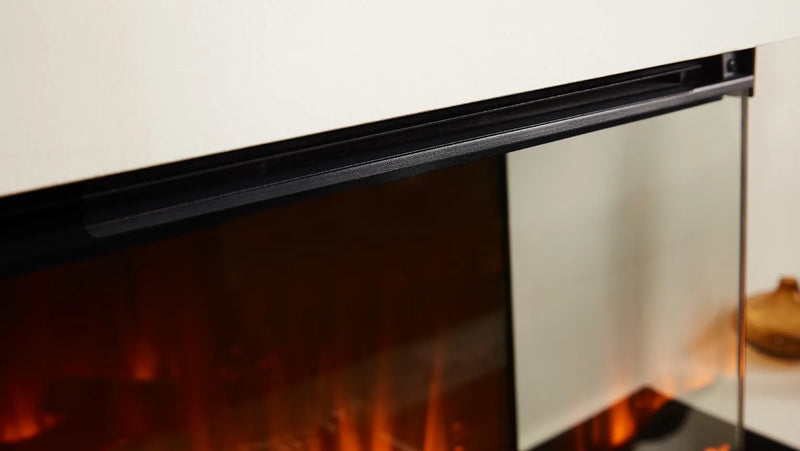 Detaliu cu profilul subtire si geamul frontal al unui focar electric British Fires