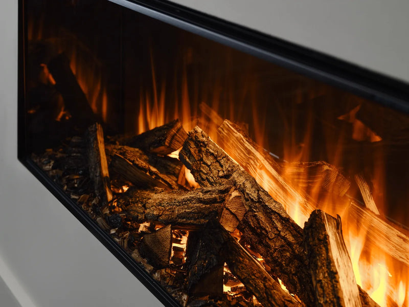 Flacara LED si busteni reali de stejar, prim-plan la un focar British Fires New Forest