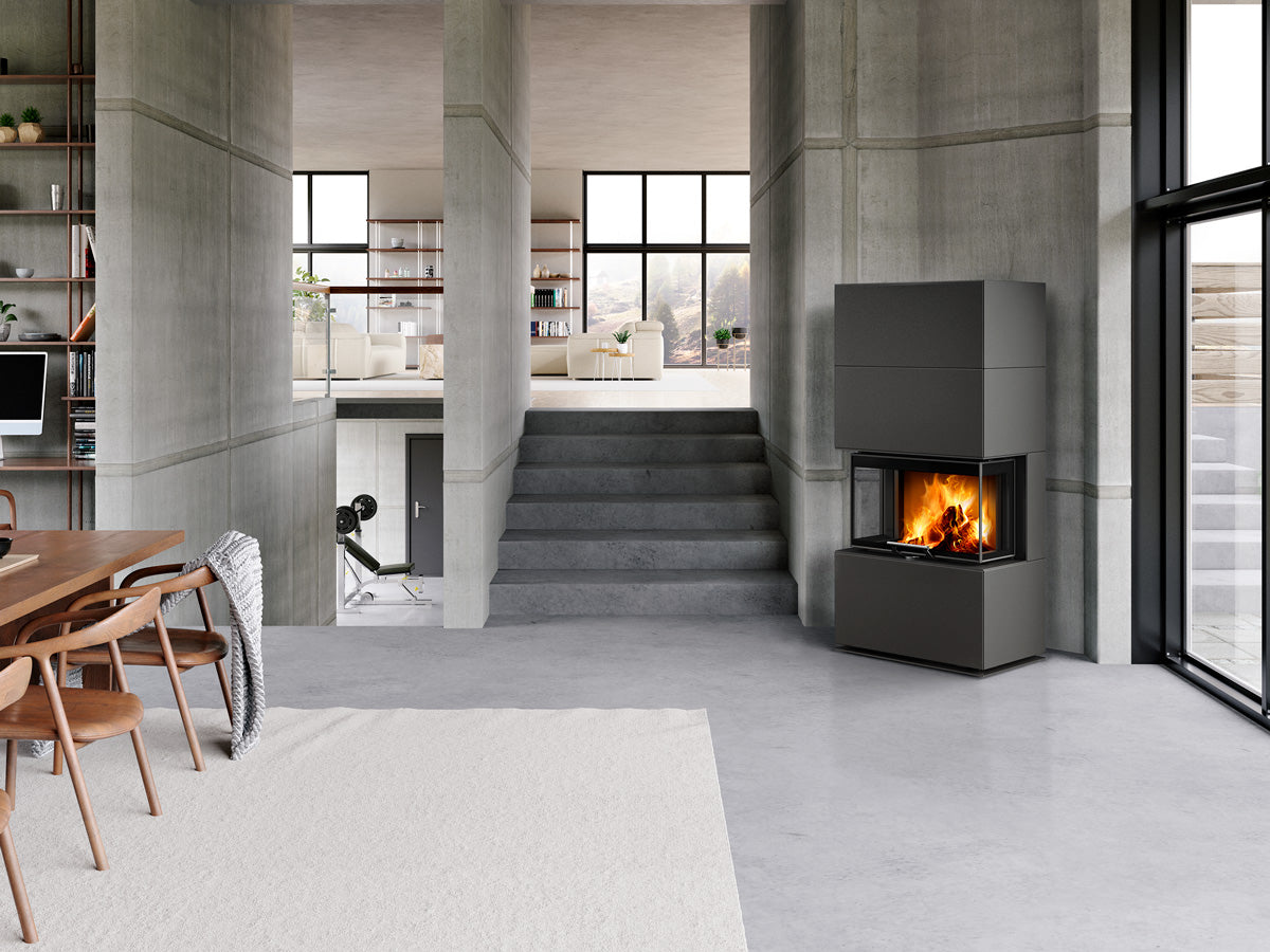 Semineu modular, negru, geam cu trei laturi, montat in living modern cu accente industriale si pereti cu aspect de beton