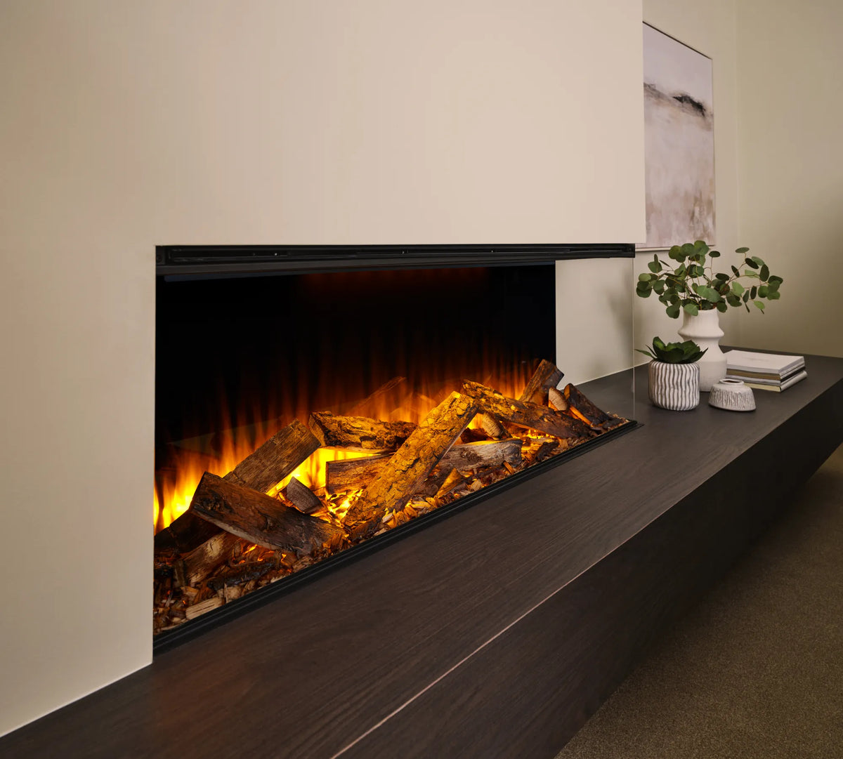 Focar electric British Fires New Forest 1200 Black Edition montaj pe colt, detaliu busteni reali