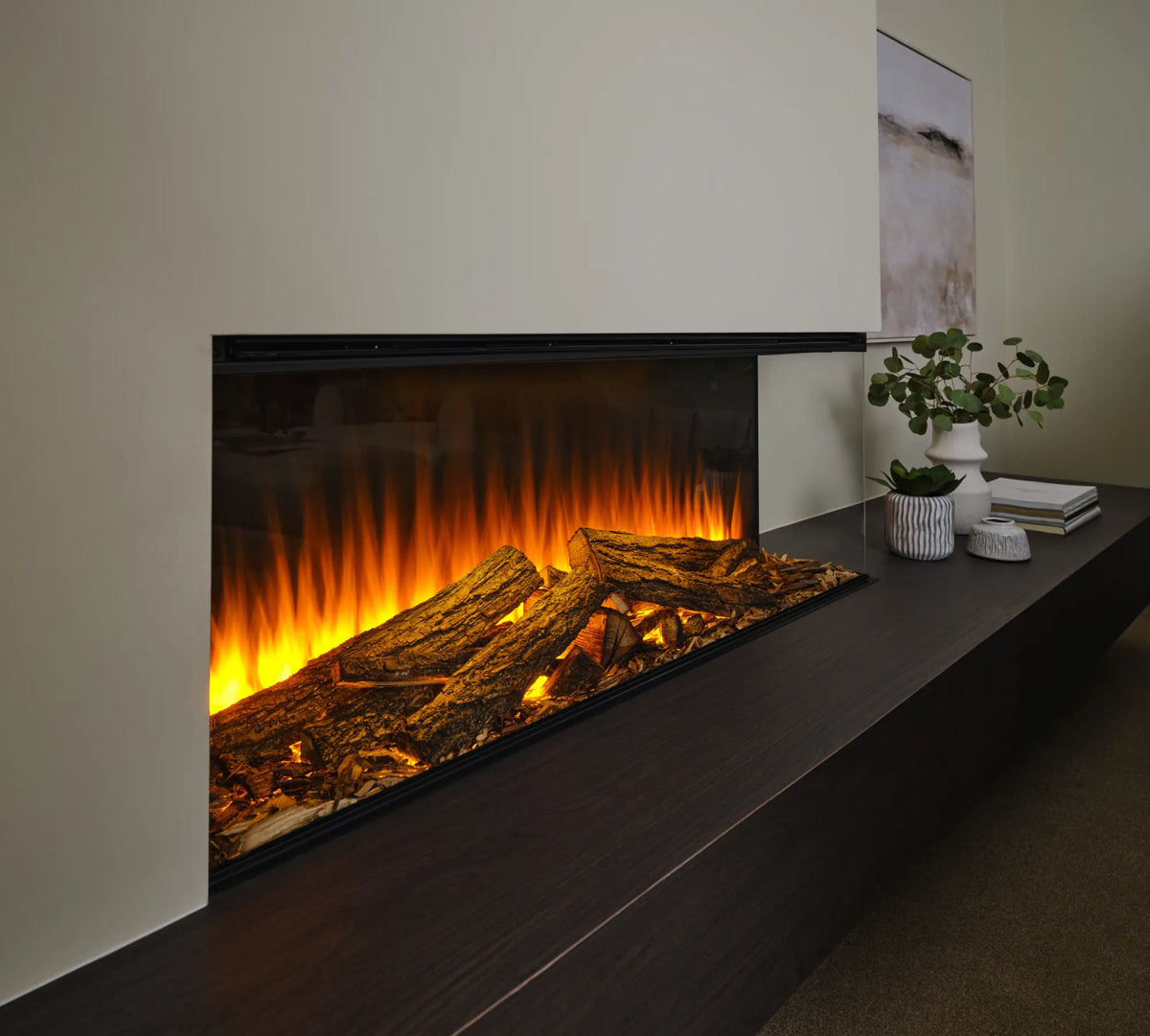 Focar electric British Fires New Forest 1200 Deluxe montaj pe colt, detaliu busteni reali