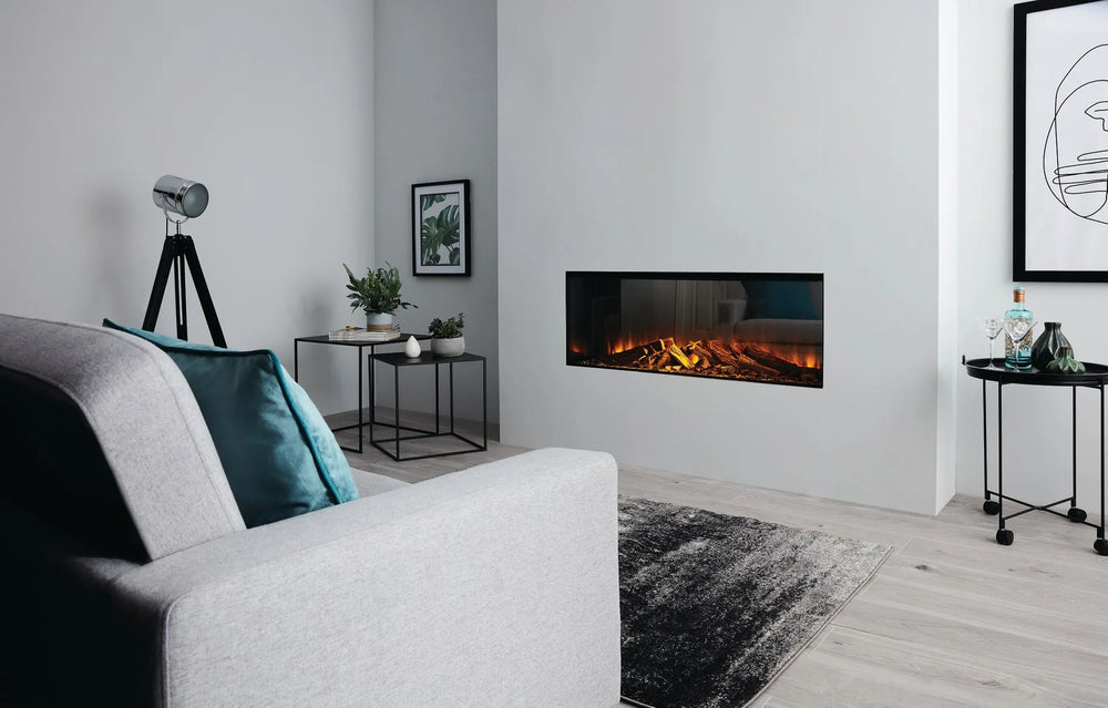 Focar electric British Fires New Forest 1200 Deluxe montaj frontal in perete, living cu canapea gri