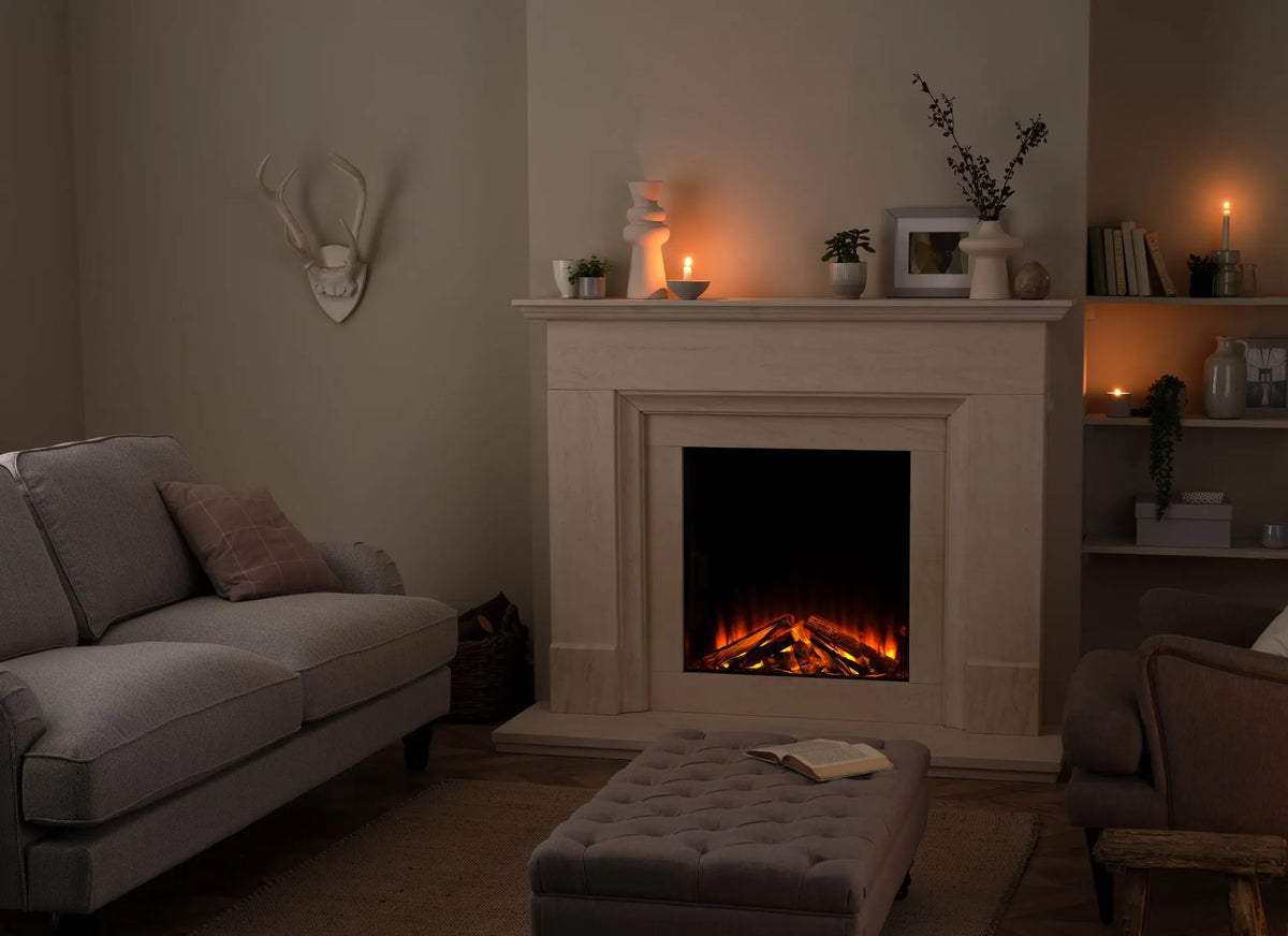 Focar electric British Fires New Forest 650 Black Edition montat in rama de semineu clasica din piatra, living seara