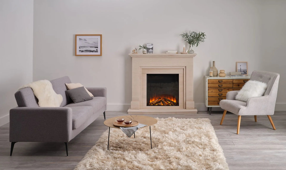 Focar electric British Fires New Forest 650 Deluxe montat in rama de semineu clasica, living luminos
