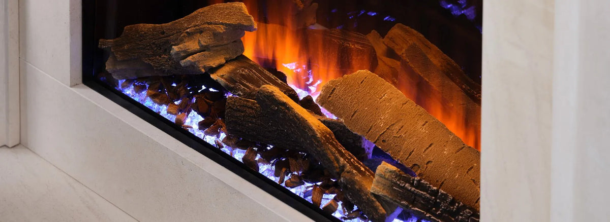 Focar electric British Fires New Forest 650 Signature detaliu busteni ceramici cu lumina albastra a patului de foc