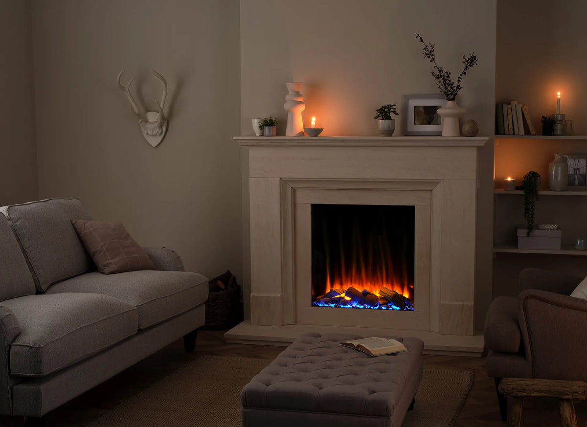 Focar electric British Fires New Forest 650 Signature montat in rama de semineu clasica din piatra, living seara