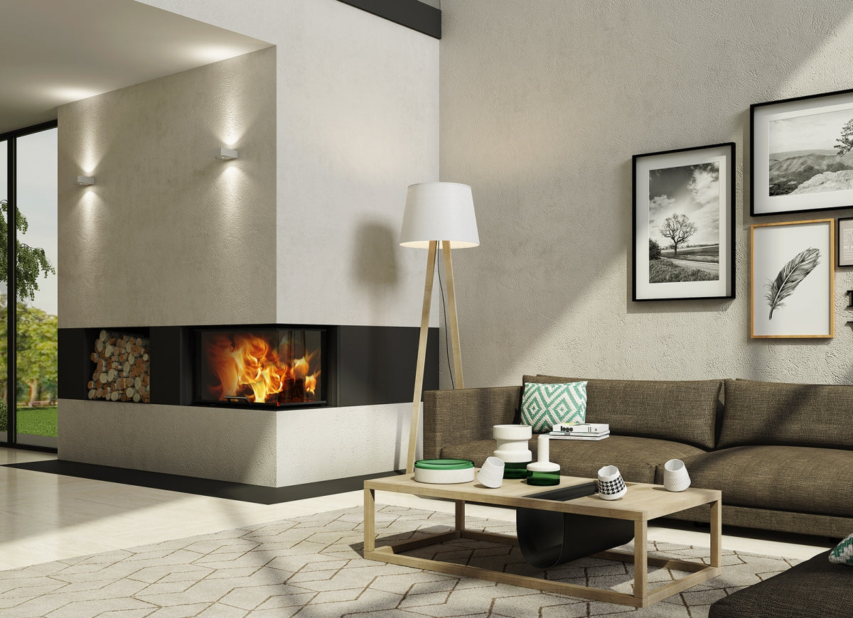 living modern cu semineu pe lemne colt dreapta, integrat intr-un perete alb cu accente negre. flacarile sunt vizibile prin geamul mare cu doua laturi, creand o atmosfera calda. depozit lateral pentru lemne incorporat, completand designul elegant. zona de relaxare include o canapea maro, o masuta minimalista din lemn si decoratiuni in nuante naturale, oferind un ambient sofisticat si primitor.modern