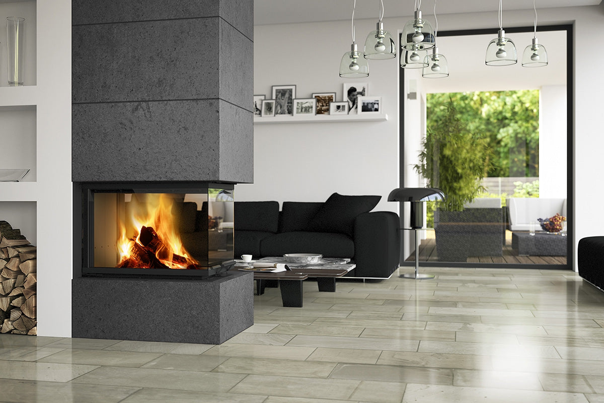 living elegant cu semineu panoramic, avand un focar panoramic cu trei laturi si un finisaj din piatra gri-inchis. flacarile ard intens, oferind un ambient cald intr-o incapere decorata in stil modern, cu podea din gresie deschisa si mobilier minimalist in nuante de negru si alb.  stiva de lemne asezata langa semineu adauga un accent sofisticat.modern