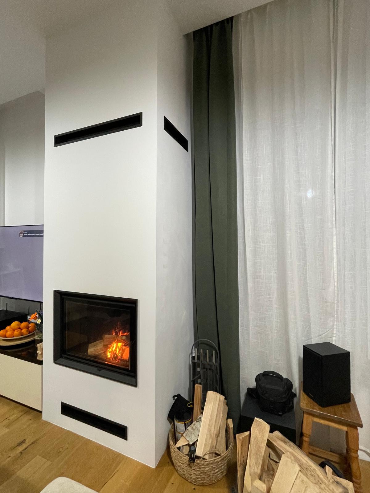 Semineu pe lemne modern si minimalist, vedere laterala, montat in living scandinav