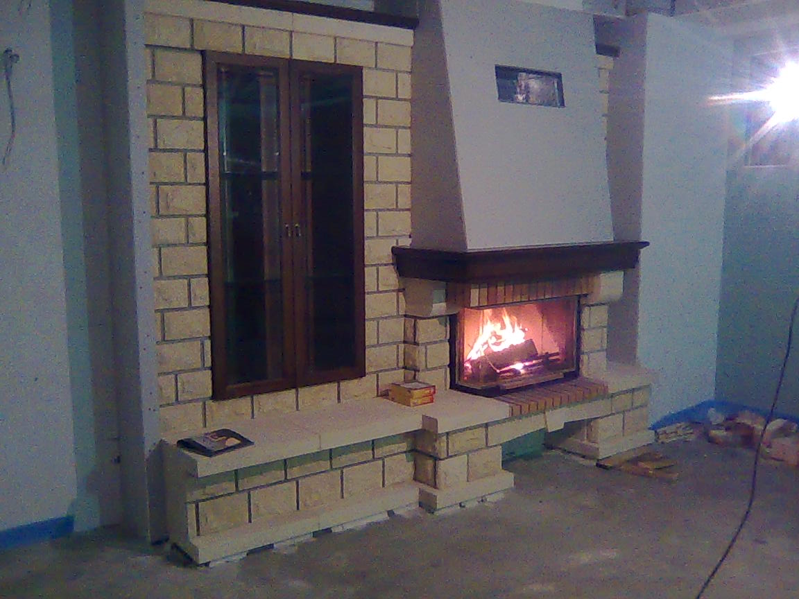 Montare semineu lemne rustic cu focar cu 3 laturi si vitrina incorporata