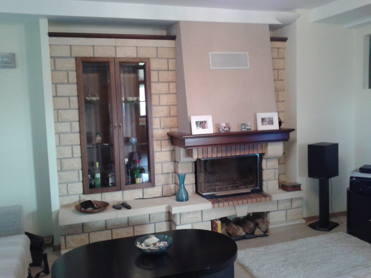 Semineu lemne in stil rustic montat pe perete cu vitrina incorporata