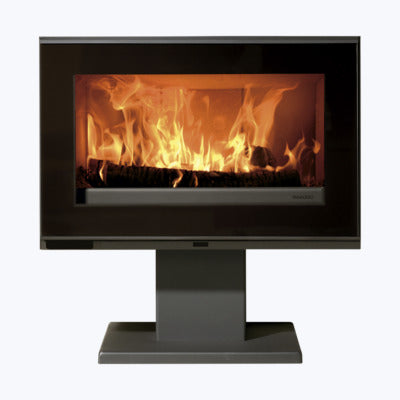 Soba pe lemne Maja S, cu picior central, geam lat de 62 cm si putere de 7 kW.